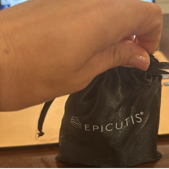 Epicutis 3 piece travel set
Oil Cleanser, Lipid Serum, Hyvia cre… - Picture 2 of 3